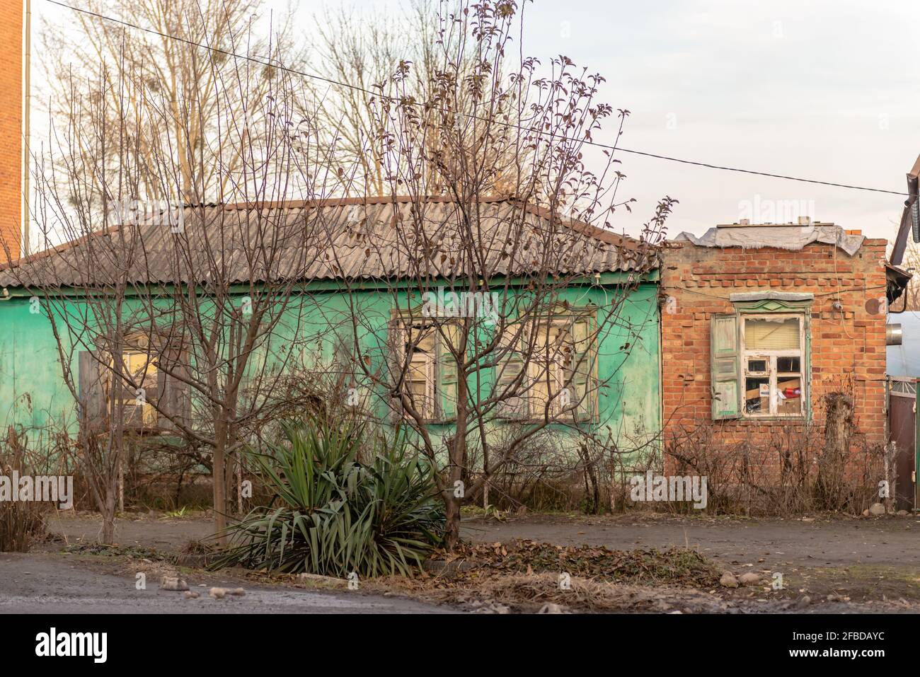 Vecchie case di villaggio. Case in via Krasnooktyabrskaya del villaggio di Khan. Foto Stock