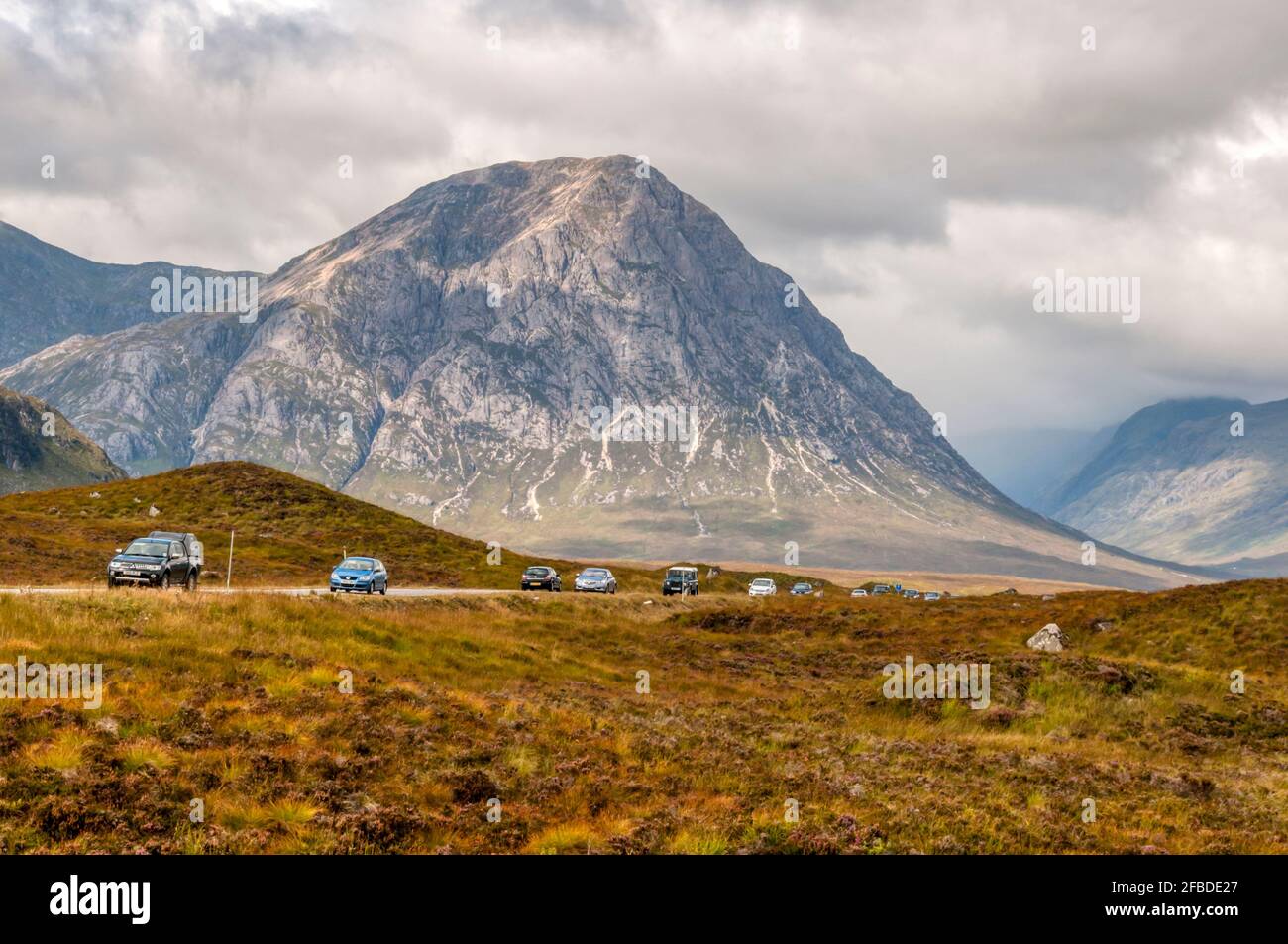 Traffico viaggiando verso est sulla A82 lasciando Glencoe e pasing la montagna di Stob Dearg. Foto Stock