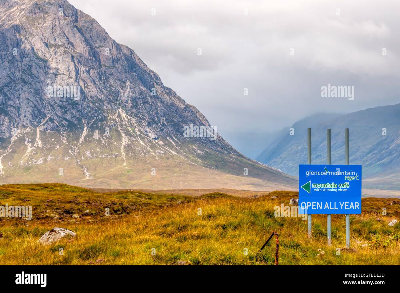 Cartello per il Glencoe Mountain Resort e Mountain Cafe alla base di Stob Dearg a Glencoe, Highlands della Scozia. Foto Stock