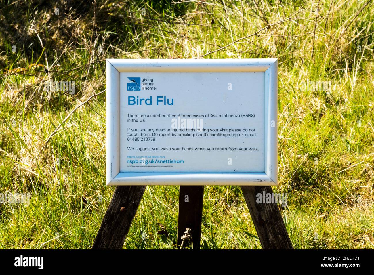 Un avviso alla riserva di Snettisham RSPB avverte la gente dei segni di influenza aviaria. Foto Stock Un avviso alla riserva di Snettisham RSPB avverte la gente dei segni di influenza aviaria. Foto Stock
