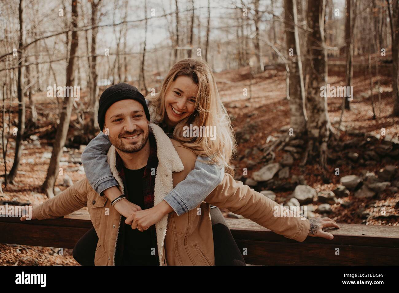 Coppia affettuosa di medio adulto in foresta durante l'autunno Foto Stock