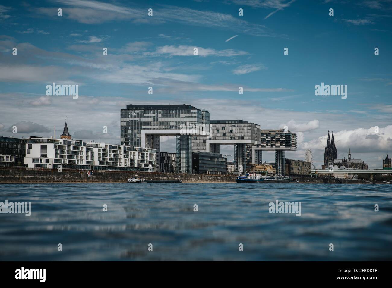 Edifici dal fiume in città contro il cielo Foto Stock Edifici dal fiume in città contro il cielo Foto Stock