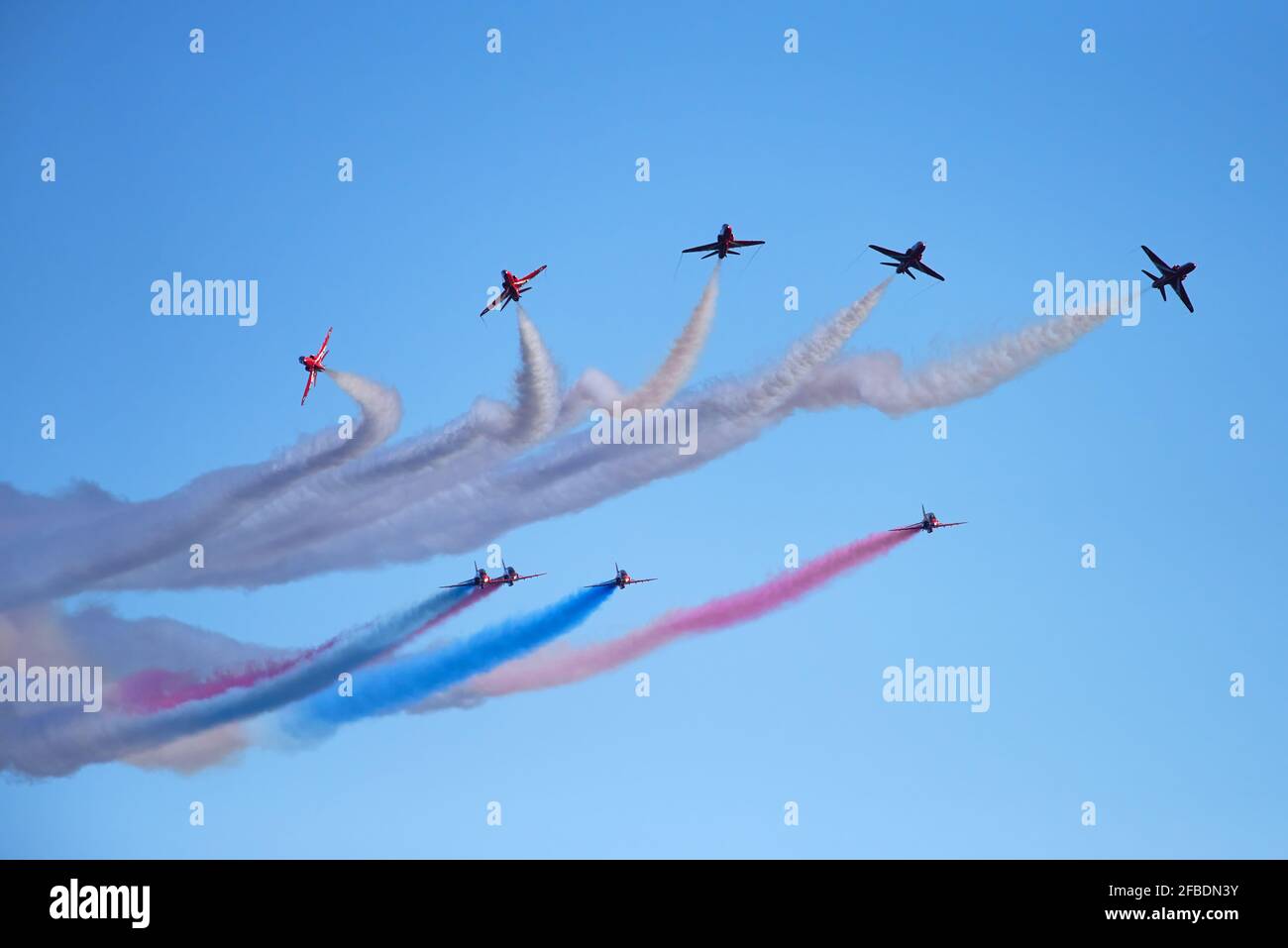 Helsinki, Finlandia - 9 Giugno 2017: Frecce rosse (Royal Air Force Aerobatic Team) battenti acrobazia al Kaivopuisto Air Show a Helsinki in Finlandia o Foto Stock