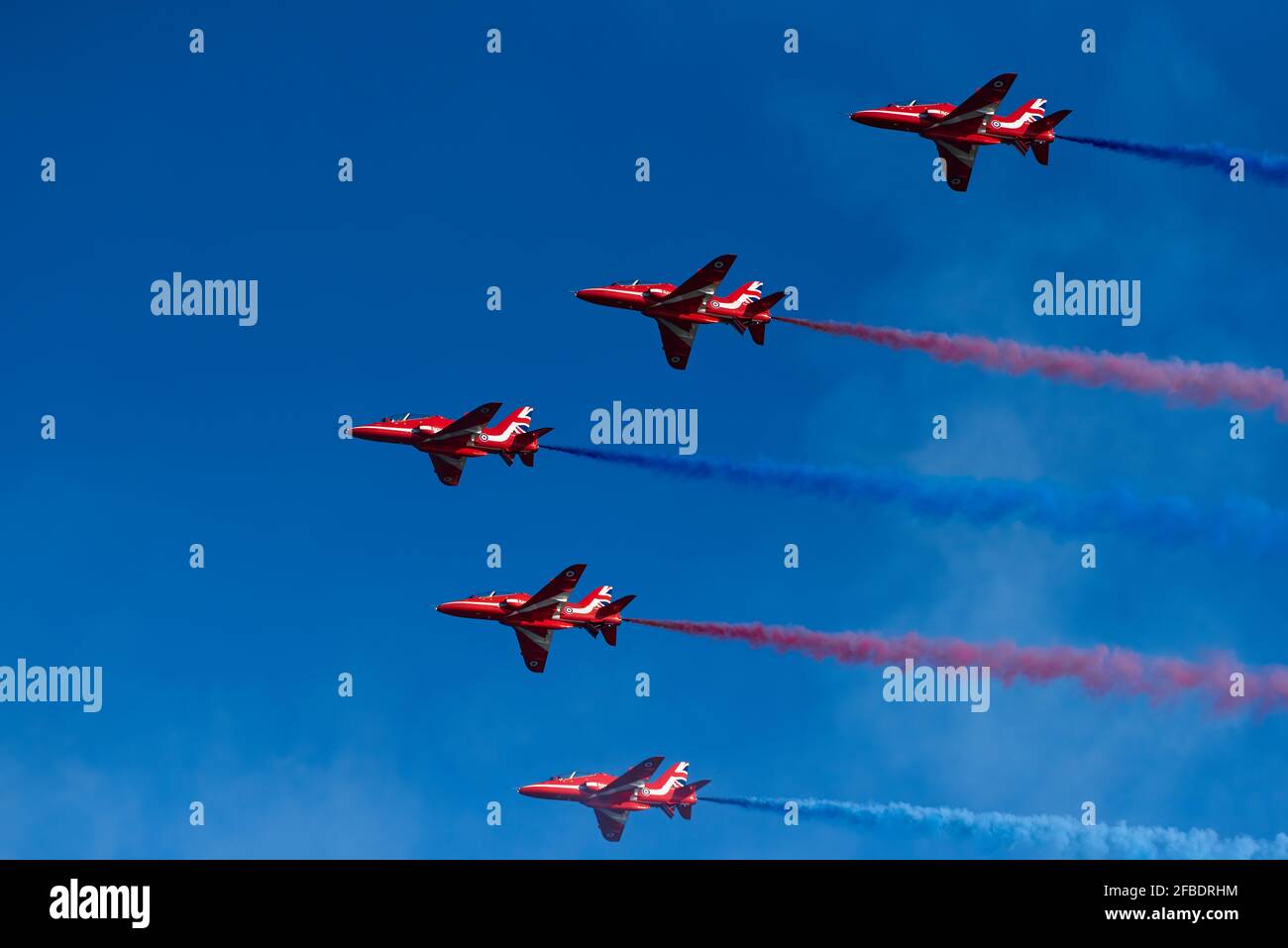 Helsinki, Finlandia - 9 Giugno 2017: Frecce rosse (Royal Air Force Aerobatic Team) battenti acrobazia al Kaivopuisto Air Show a Helsinki in Finlandia o Foto Stock