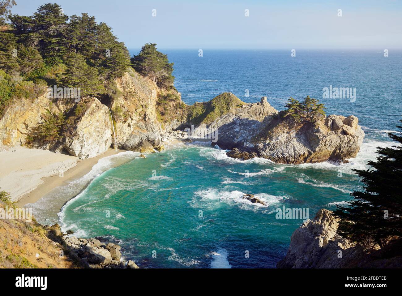 USA, California, Big sur, Julia Pfeiffer Burns state Park con le pittoresche cascate McWay Foto Stock
