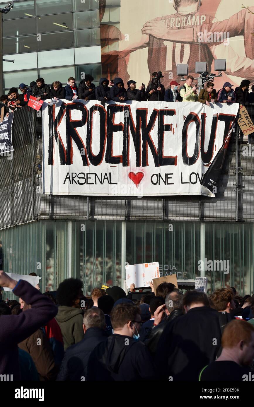 Emirates Stadium, Londra, Regno Unito. 23 Aprile 2021. Tifosi dell'Arsenal che protestano fuori dello stadio Emirates contro il proprietario americano Stan Kroenke. Credit: Matthew Chpicle/Alamy Live News Foto Stock