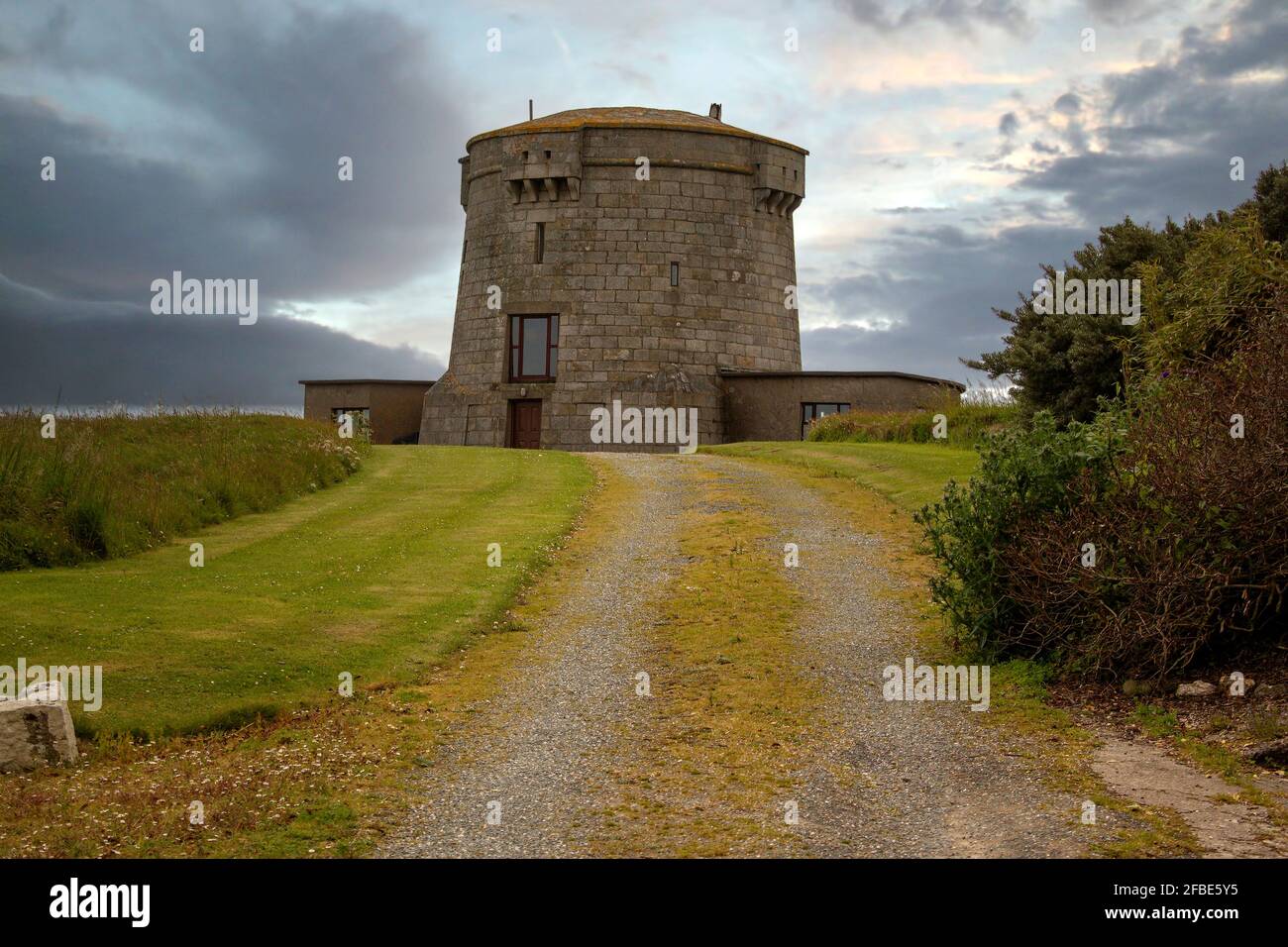 La Torre del martello sulla Baia di Baginbun è il resto delle fortificazioni costruite durante le guerre napoleoniche. Foto Stock