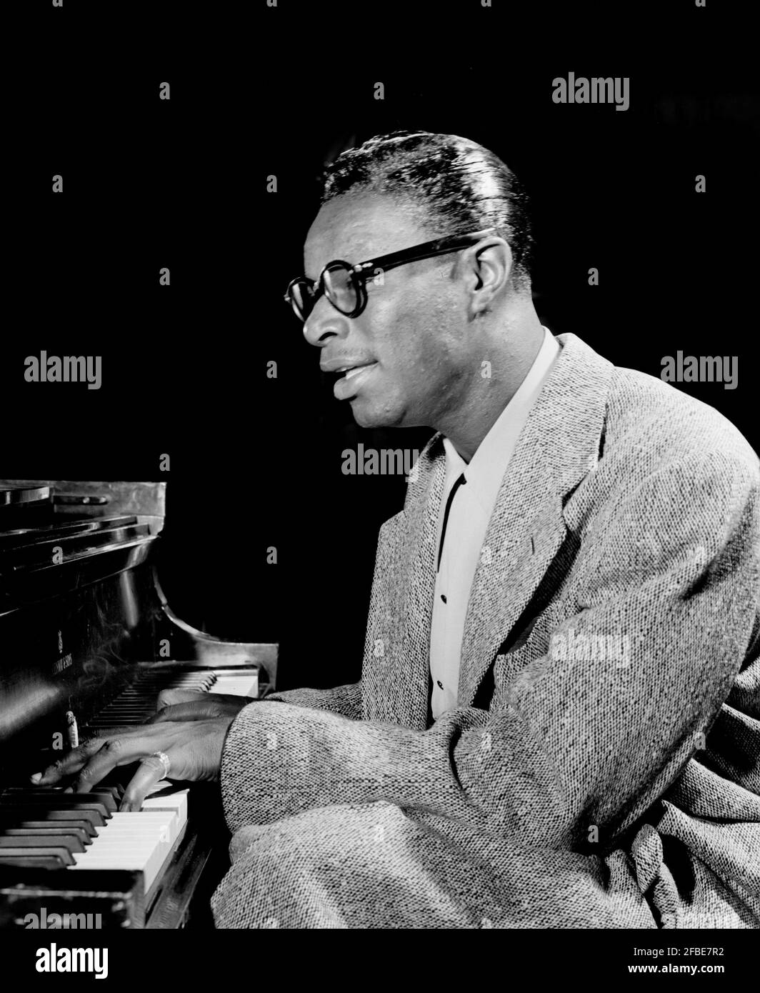 NAT King Cole. Ritratto del cantante e pianista jazz americano, Nathaniel Adams Coles (1919-1965), New York, 1947. Foto di William P Gottlieb, Foto Stock