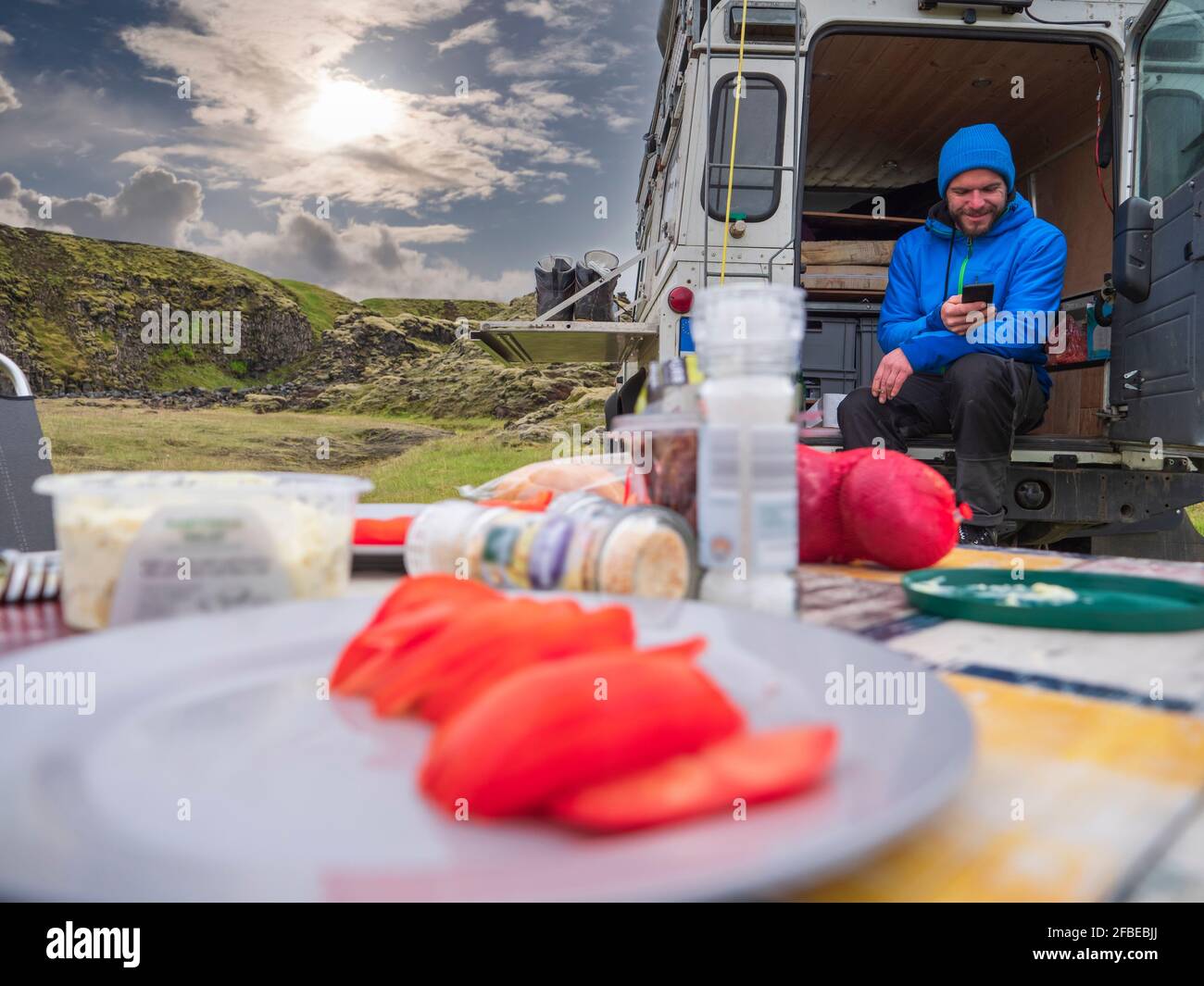 Il viaggiatore maschile campeggio con casa a motore a Holaskjol-Higlandcenter Foto Stock