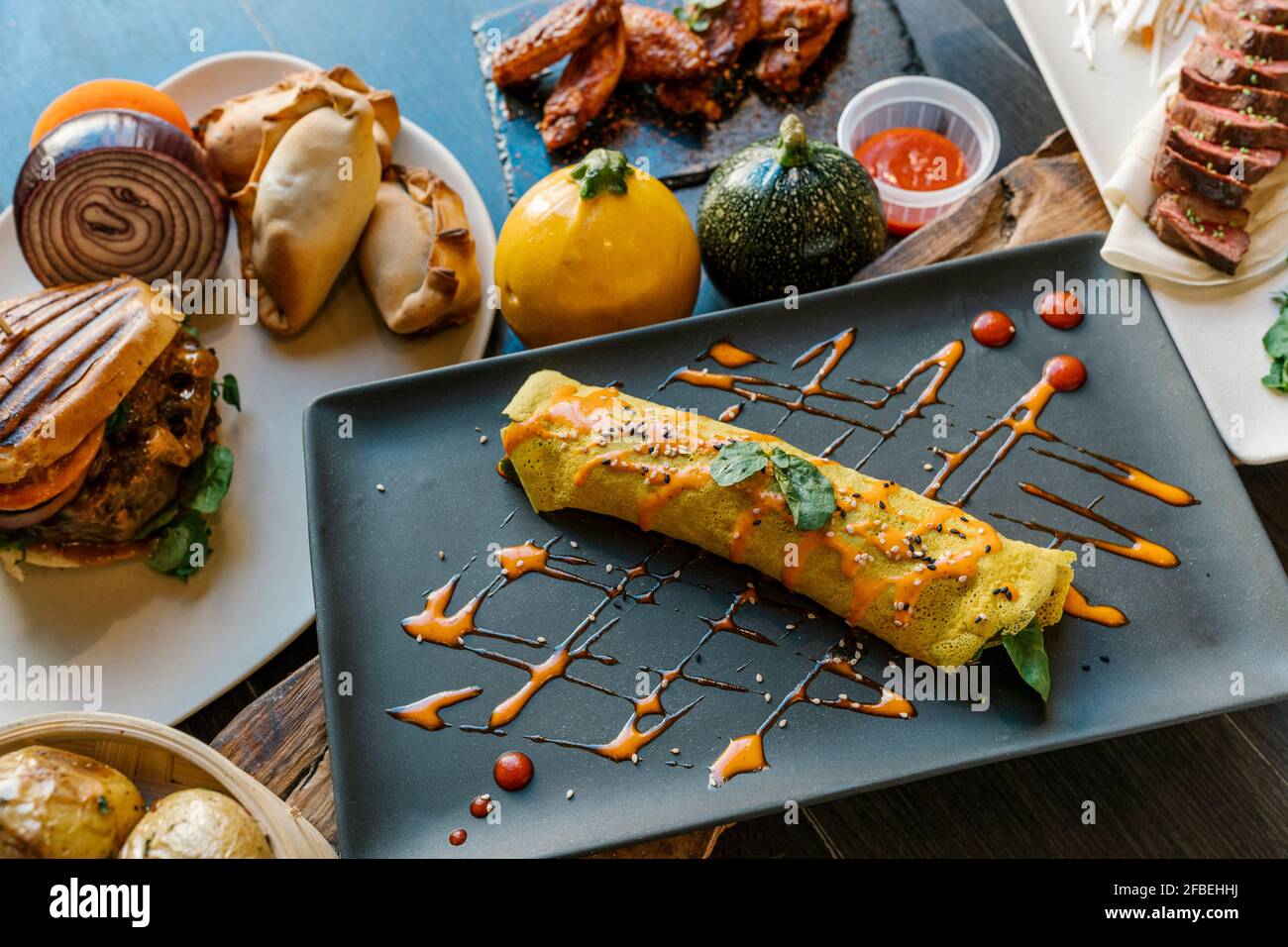 Allettante cibo italiano servito nel ristorante Foto Stock