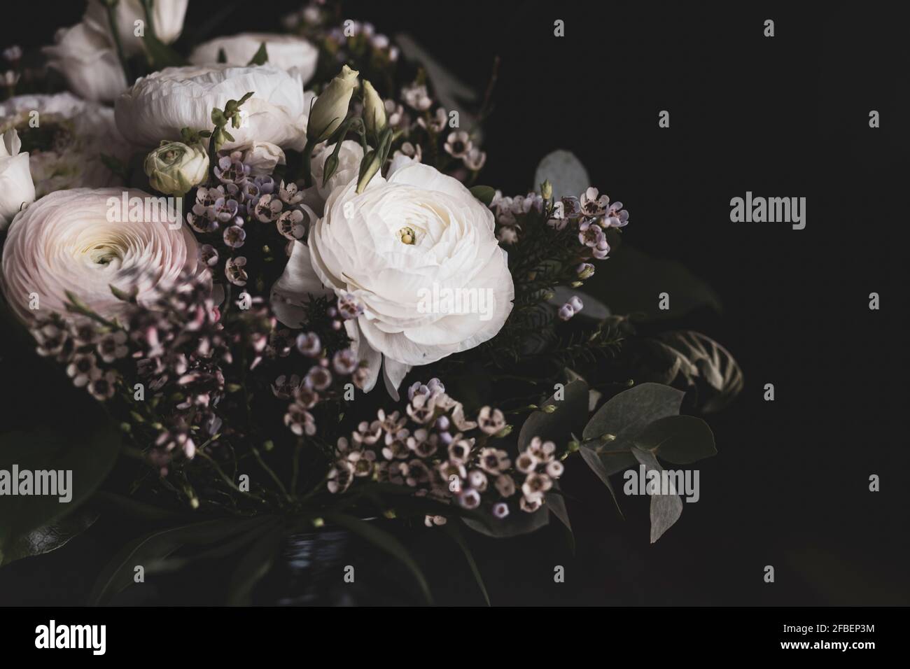 Studio shot di bouquet di rose bianche, buttercups (Ranunculus) e brughiera della Cornovaglia (Erica vagans) Foto Stock