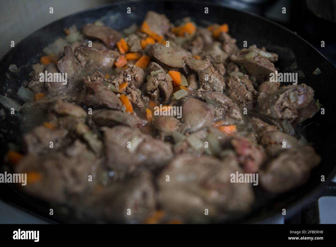 un fegato fritto in una padella in cucina Foto Stock
