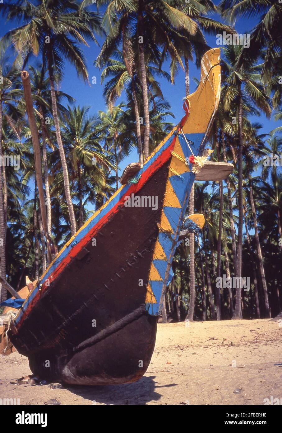 Colorato outrigger boat, Palolem Beach, Canacona, Goa Sud, Goa Stato, Regione di Konkan, Repubblica dell'India Foto Stock