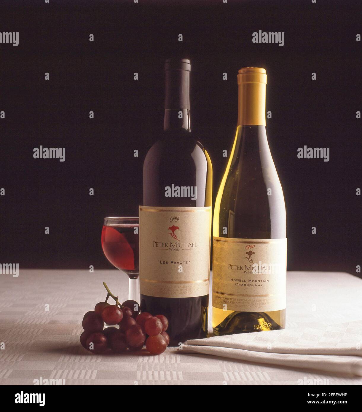 Bottiglie di vino rosso e bianco della California, Grande Londra, Inghilterra, Regno Unito Foto Stock