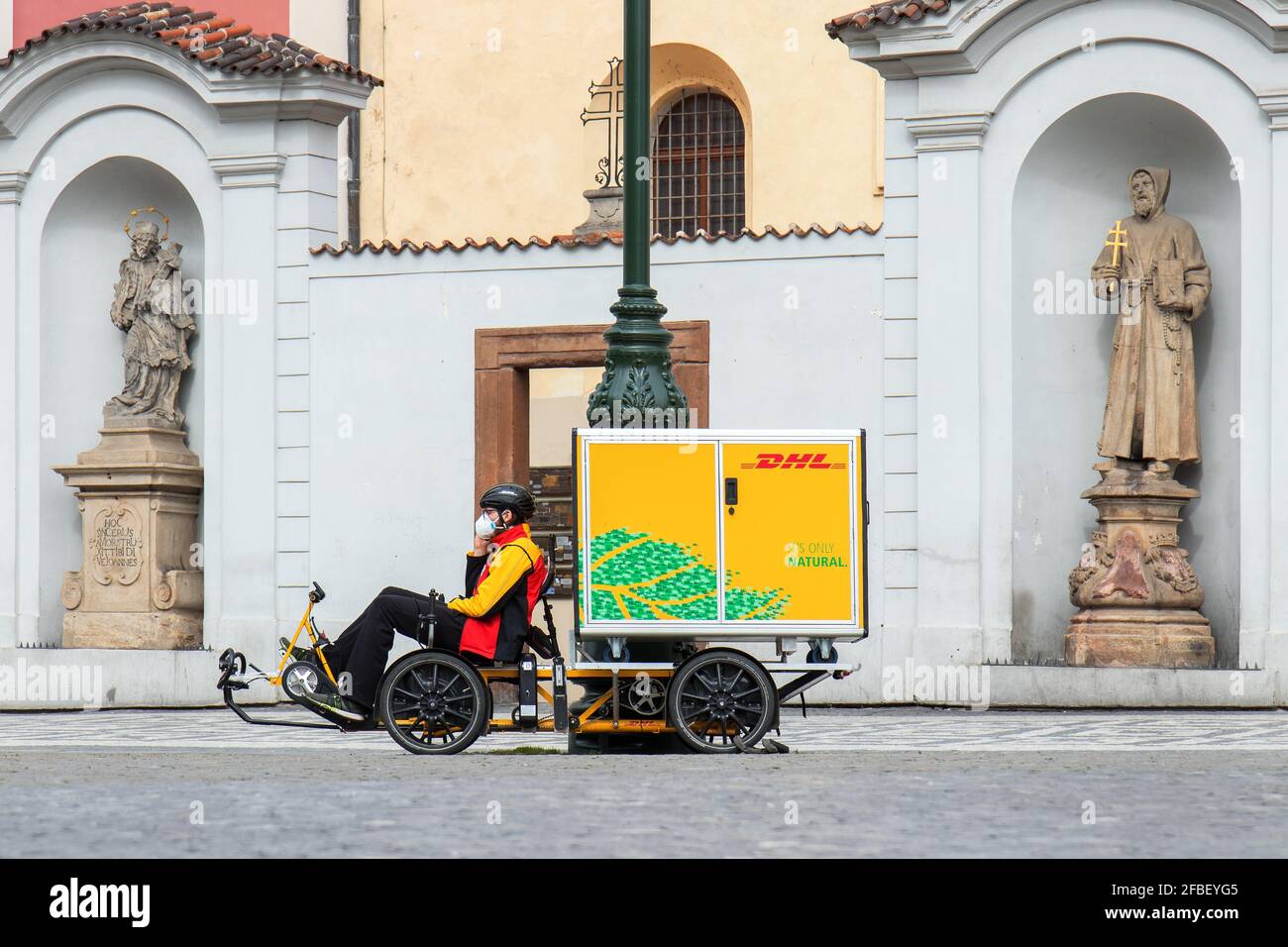 Praga - Aprile 22: DHL uomo con la bicicletta da trasporto il 22 Aprile 2021 a Piazza della Repubblica, Praga centro, Repubblica Ceca. Foto Stock