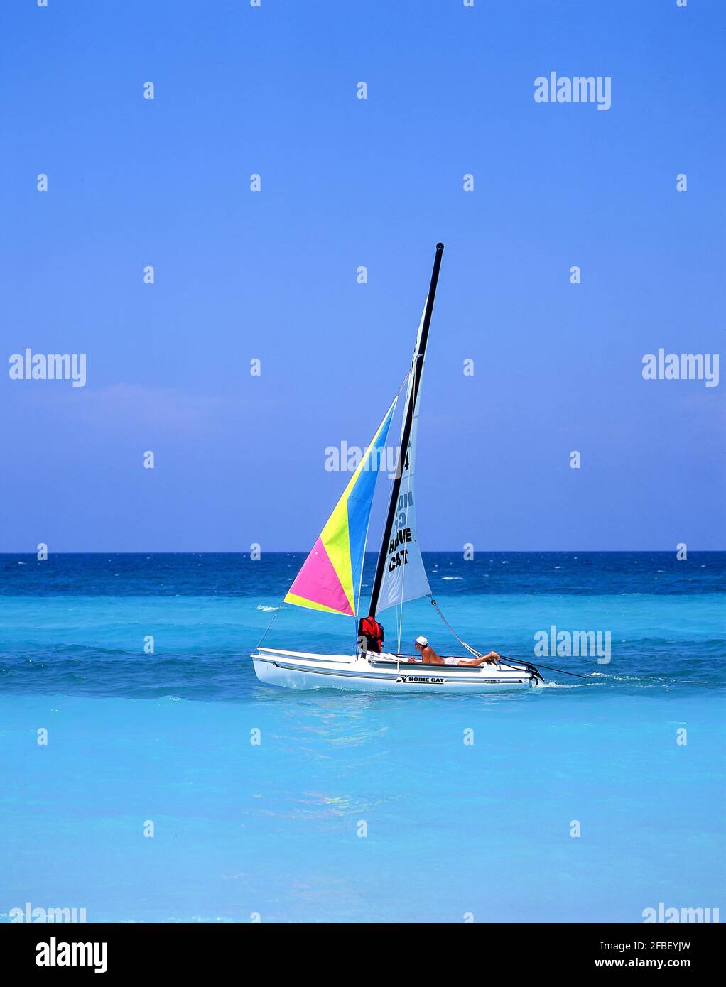 Catamarano Hobie Cat vela vicino alla spiaggia, Varadero, Matanzas, Repubblica di Cuba Foto Stock