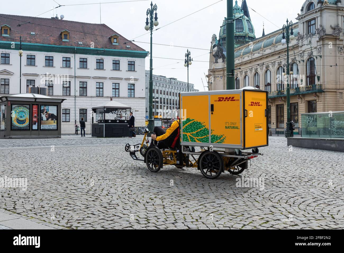 Praga - Aprile 22: DHL uomo con la bicicletta da trasporto il 22 Aprile 2021 a Piazza della Repubblica, Praga centro, Repubblica Ceca. Foto Stock