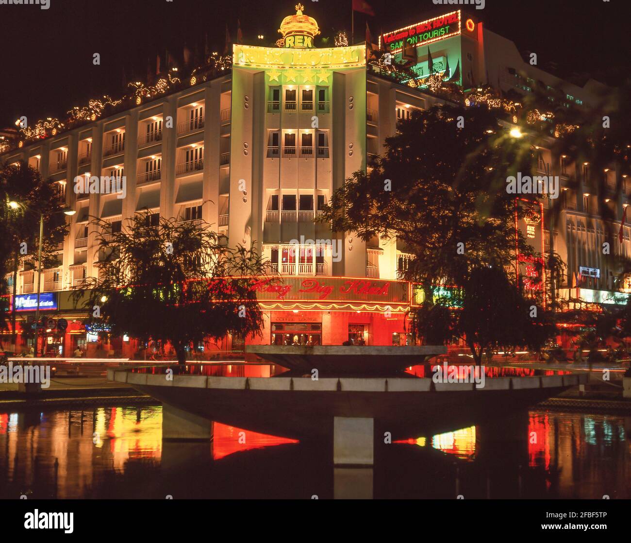 Rex Hotel di notte, Nguyen Hue Boulevard, ho Chi Minh City (Saigon), Repubblica socialista del Vietnam Foto Stock
