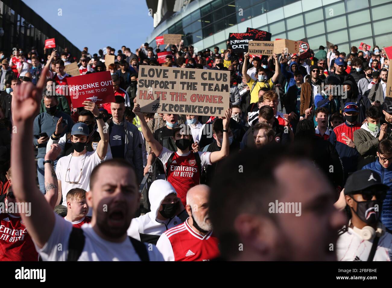 Londra, Inghilterra, Regno Unito. 23 Apr 2021. Centinaia di tifosi dell'Arsenal si sono riuniti fuori dello Emirates Stadium di Londra in una protesta di 'Kroenke out' che ha chiesto al proprietario del club Stanley Kroenke di andarsene. I proprietari delle sei grandi squadre di calcio britanniche, tra cui l'Arsenal, sono diventati bersagli dei tifosi dopo il loro fallito tentativo di formare una Super League europea la scorsa settimana. Credit: Tayfun Salci/ZUMA Wire/Alamy Live News Foto Stock