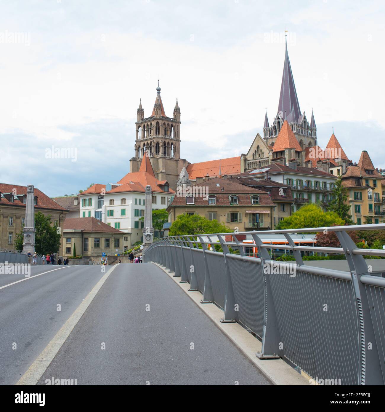 Vista sulla strada di Losanna. Antichi edifici e la cattedrale vista dal ponte. Svizzera, Europa Foto Stock