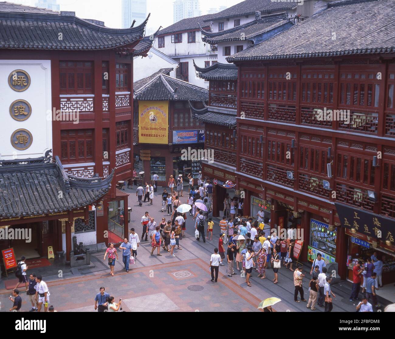Negozi e teahouses, Yu (Yuyuan) Giardino, Huangpu Qu, Shanghai, Repubblica popolare Cinese Foto Stock