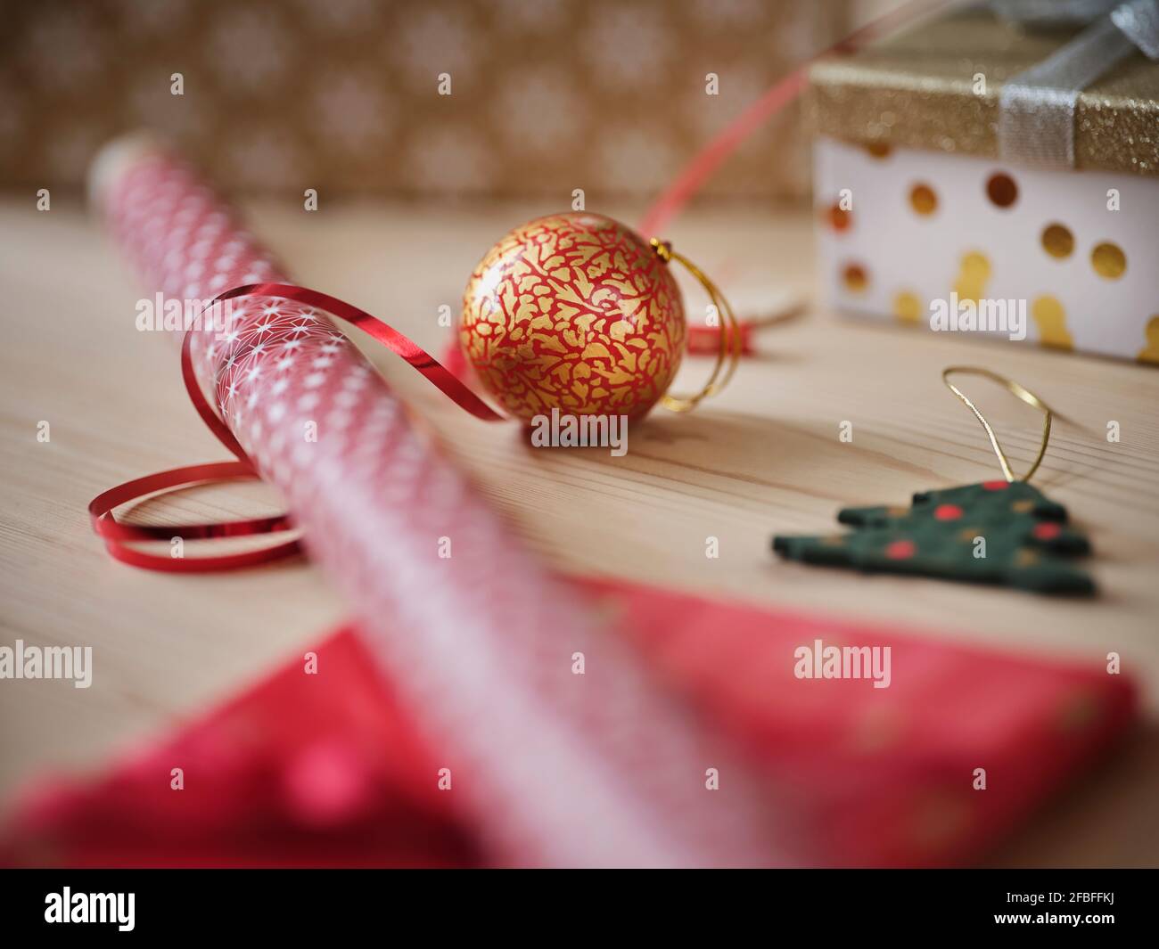 Carta da regalo con nastro e decorazione natalizia sul tavolo Foto Stock