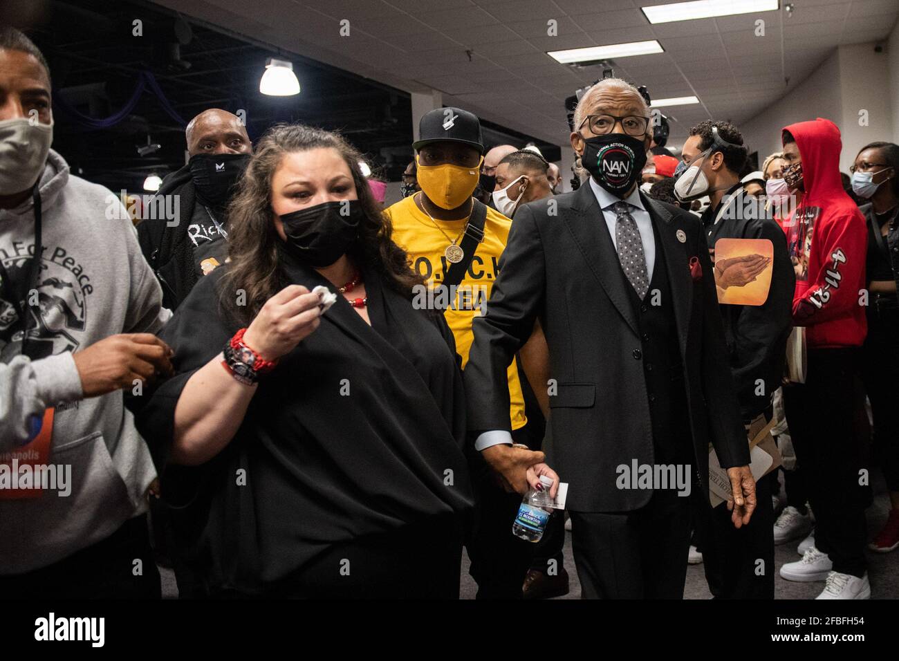 Minneapolis, Stati Uniti. 22 Apr 2021. La madre di Daunte Wright, Katie Wright, esce dai funerali di Daunte con il reverendo al Sharpton all'interno del tempio di New Shiloh il 22 aprile 2021 a Minneapolis, Minnesota. Foto: Chris Tuite/ImageSPACE/Sipa USA Credit: Sipa USA/Alamy Live News Foto Stock