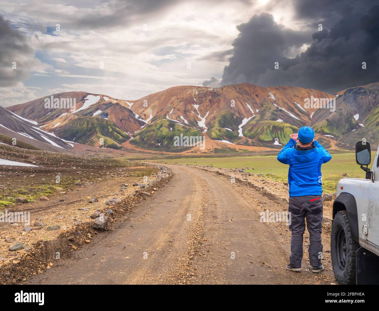 Il viaggiatore maschile fotografa il paesaggio vulcanico di Landmannalaugar Foto Stock