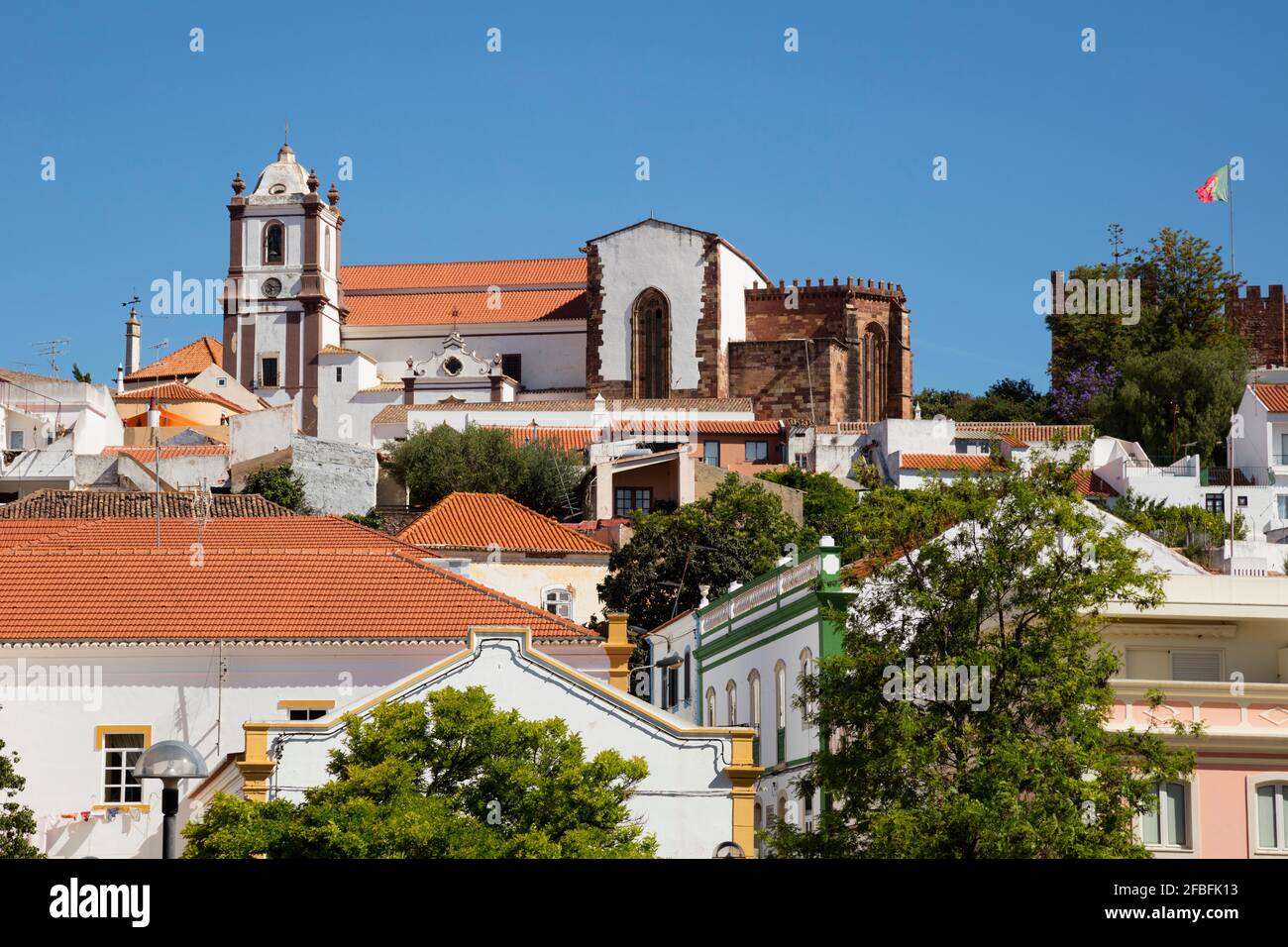 Paesaggio urbano con la cattedrale, Silves, Algarve, Portogallo Foto Stock