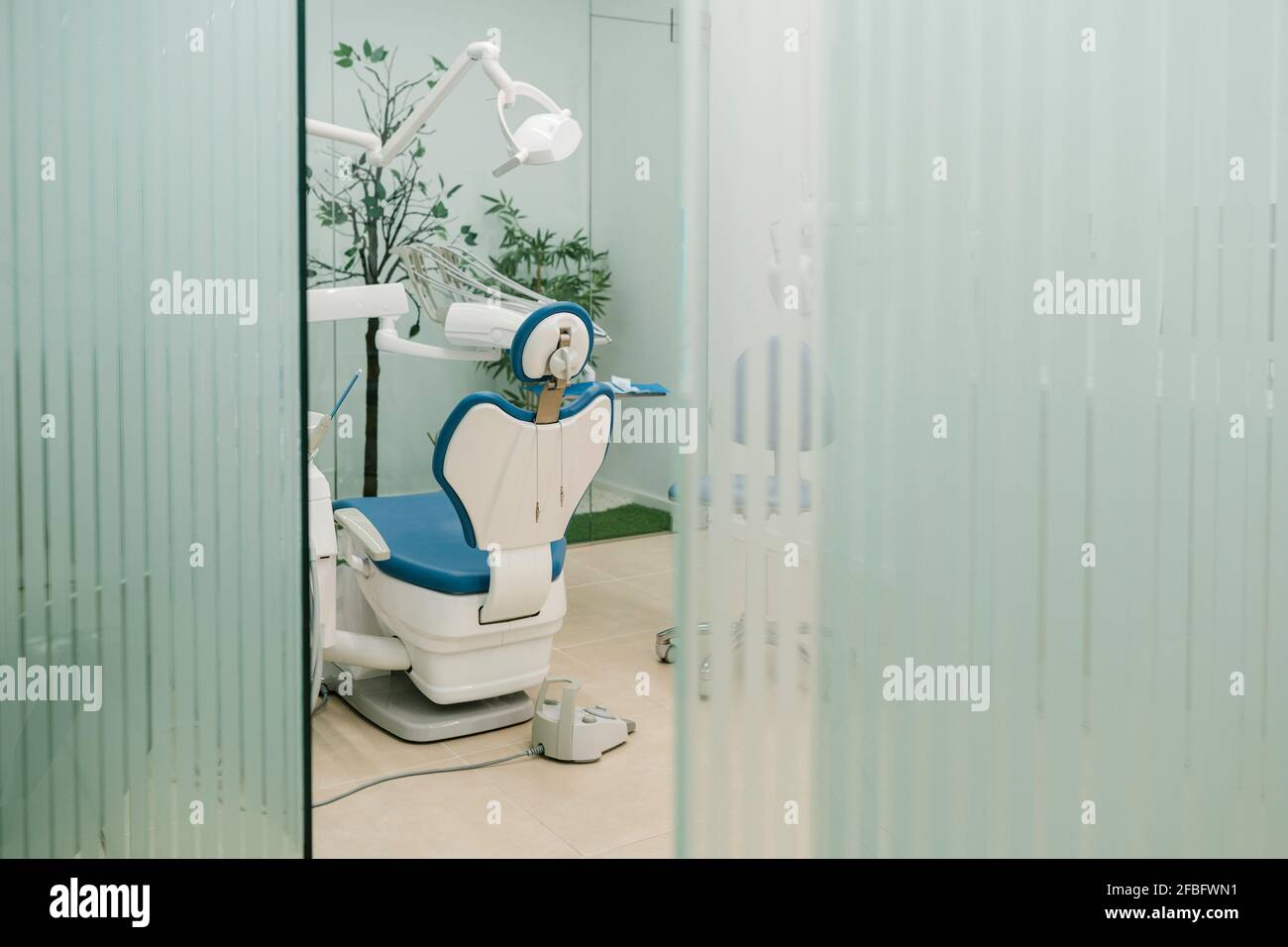 Poltrona del dentista medico nella sala esame Foto Stock
