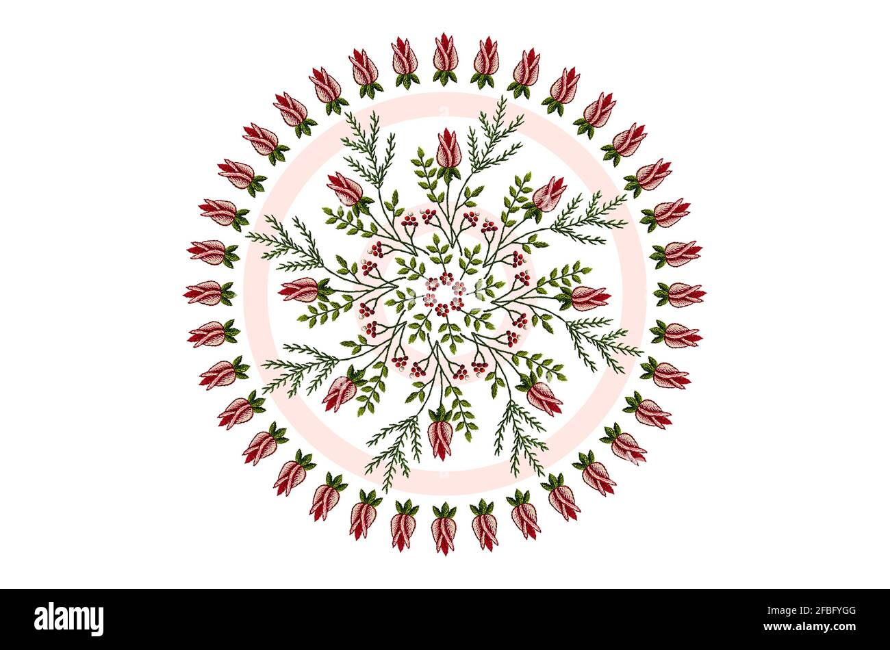 Corona rotonda per ricamo con una cornice di boccioli di rosa con intrecciare rami di boccioli di rose rosse con un ramo conifero e bacche su un dorso bianco Foto Stock