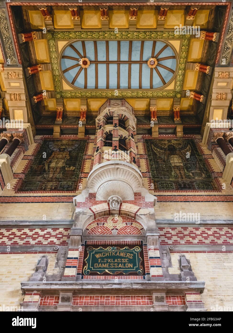 Paesi Bassi, Groningen, pareti ornate e soffitto della storica stazione ferroviaria Foto Stock