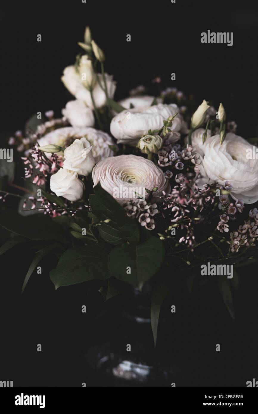 Studio shot di bouquet di rose bianche, buttercups (Ranunculus) e brughiera della Cornovaglia (Erica vagans) Foto Stock