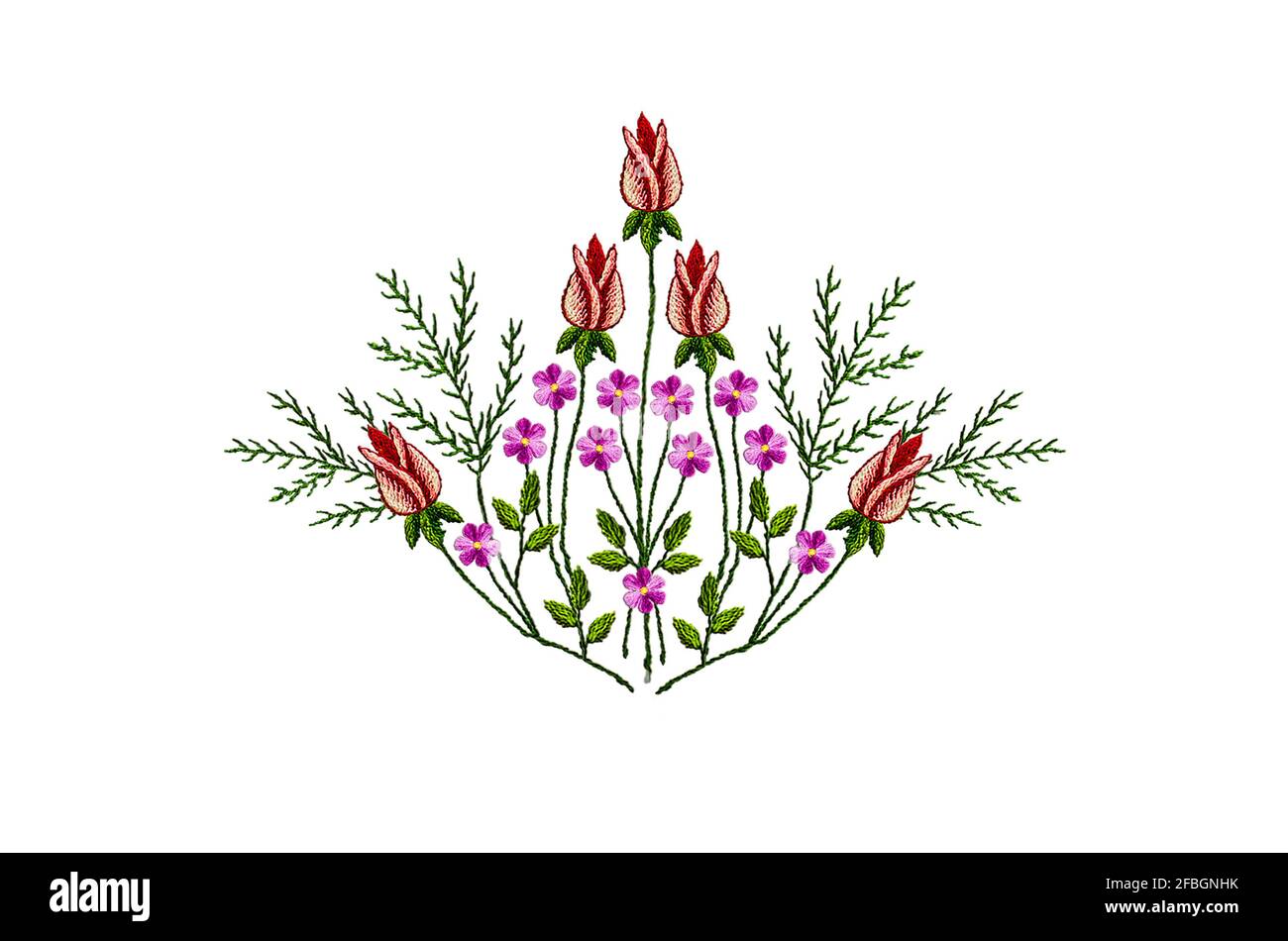Un motivo di un delicato bouquet di ramoscelli con boccioli di rosa-rosso, ramoscelli di conifere e delicate violette da ricamare su fondo bianco Foto Stock