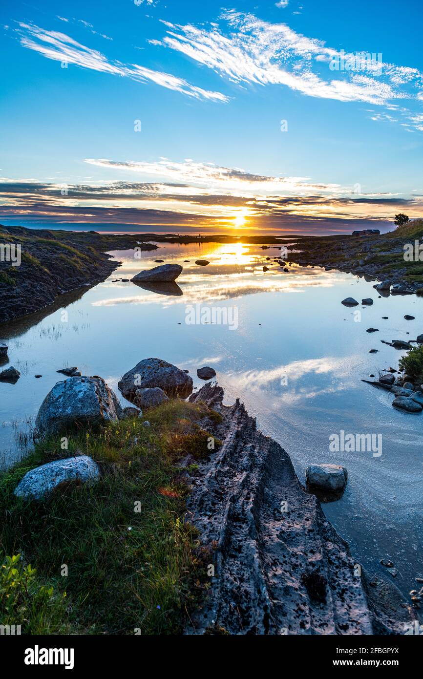 Norvegia, Arcipelago di Vega, Tramonto sul sito patrimonio mondiale dell'UNESCO Foto Stock