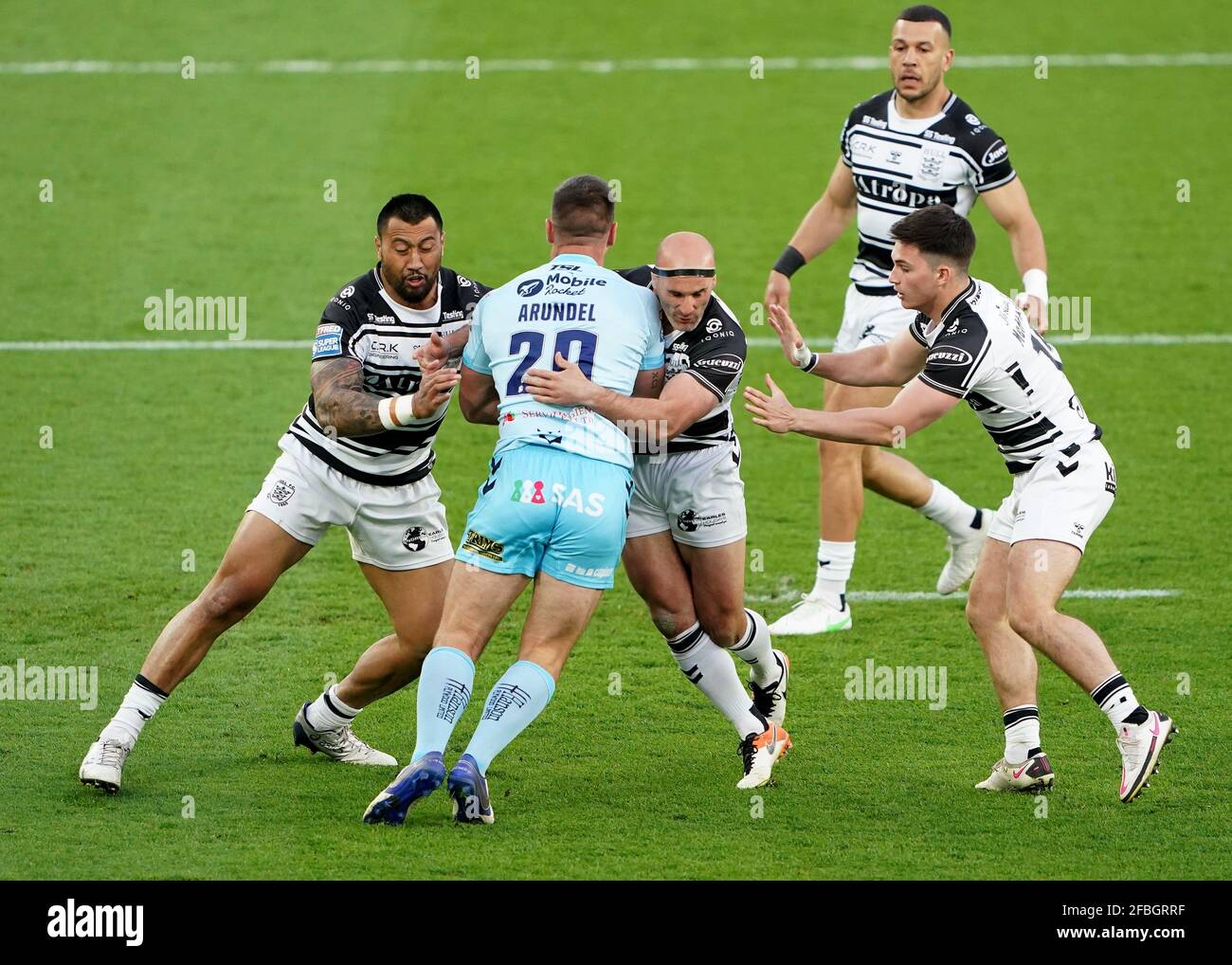 Hull FC's Ligi Sao (a sinistra) e Danny Houghton (a destra) affrontare Wakefield Trinity's Joe Arundel durante la partita Betfred Super League al KCOM Stadium di Hull. Data immagine: Venerdì 23 aprile 2021. Foto Stock