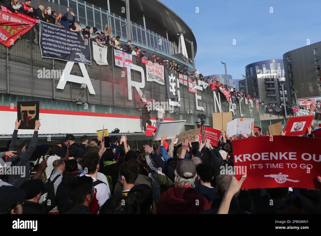 Londra, Inghilterra, Regno Unito. 23 Apr 2021. Centinaia di tifosi dell'Arsenal si sono riuniti fuori dello Emirates Stadium di Londra in una protesta di 'Kroenke out' che ha chiesto al proprietario del club Stanley Kroenke di andarsene. I proprietari delle sei grandi squadre di calcio britanniche, tra cui l'Arsenal, sono diventati bersagli dei tifosi dopo il loro fallito tentativo di formare una Super League europea la scorsa settimana. Credit: Tayfun Salci/ZUMA Wire/Alamy Live News Foto Stock