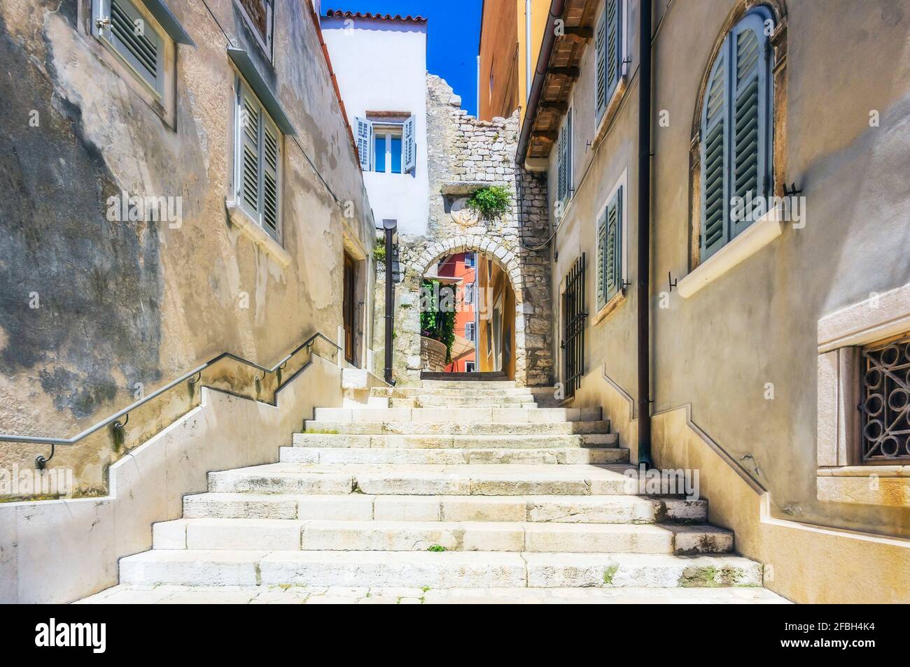 Vicolo stretto con scale in pietra a Rovigno, Istria, Croazia Foto Stock