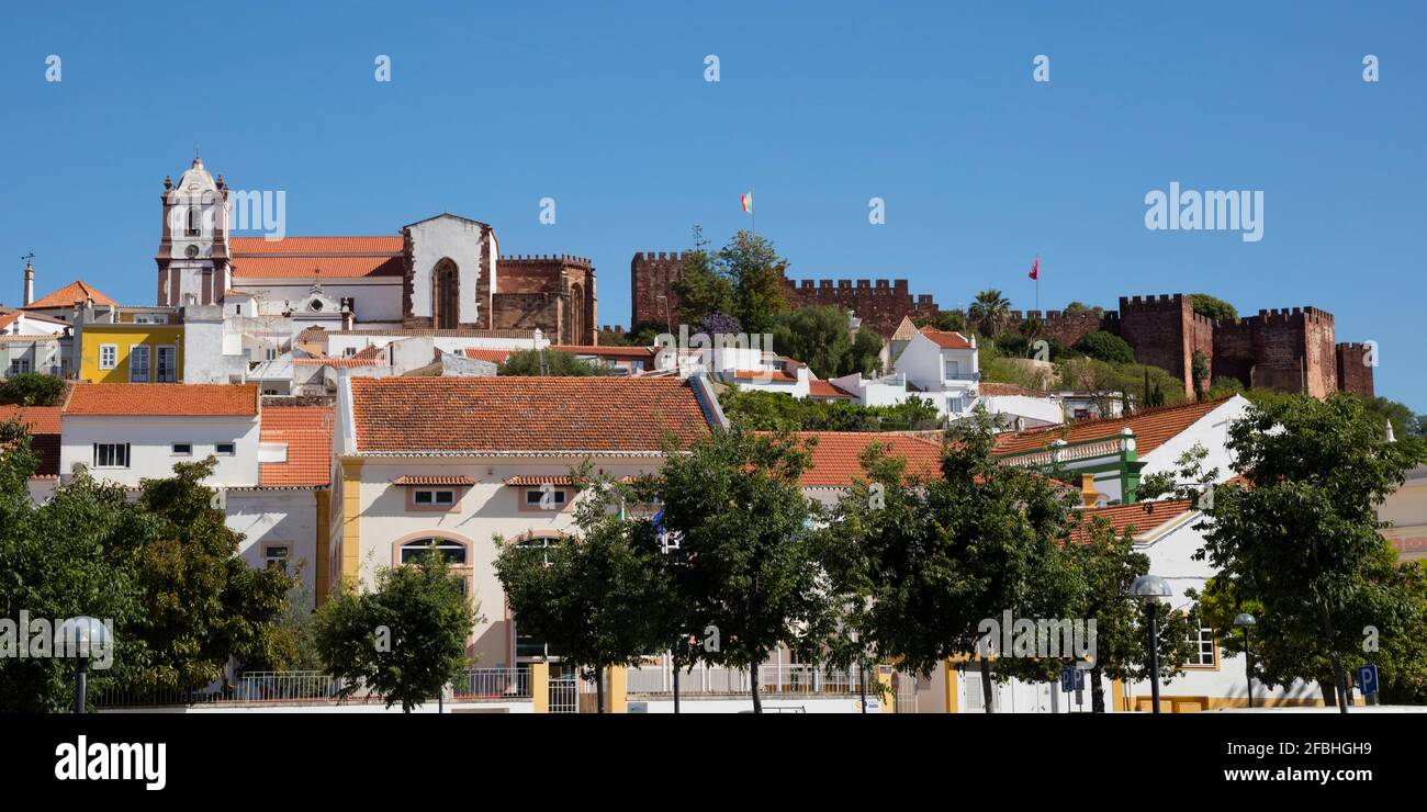 Paesaggio urbano con la cattedrale e il castello, Silves, Algarve, Portogallo Foto Stock