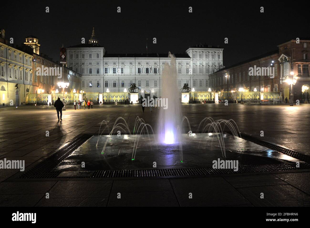 Torino, Piemonte, Italia Piazza Castello e la facciata del Palazzo reale una delle residenze della Casa reale di Savoia di notte Foto Stock