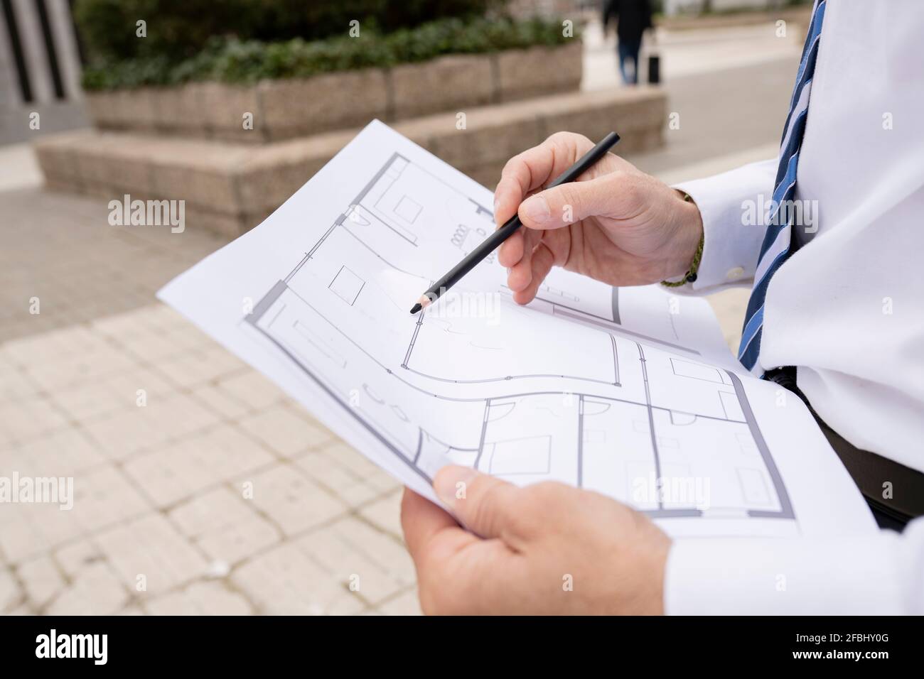 Architetto maschile maturo che lavora su Blueprint Foto Stock