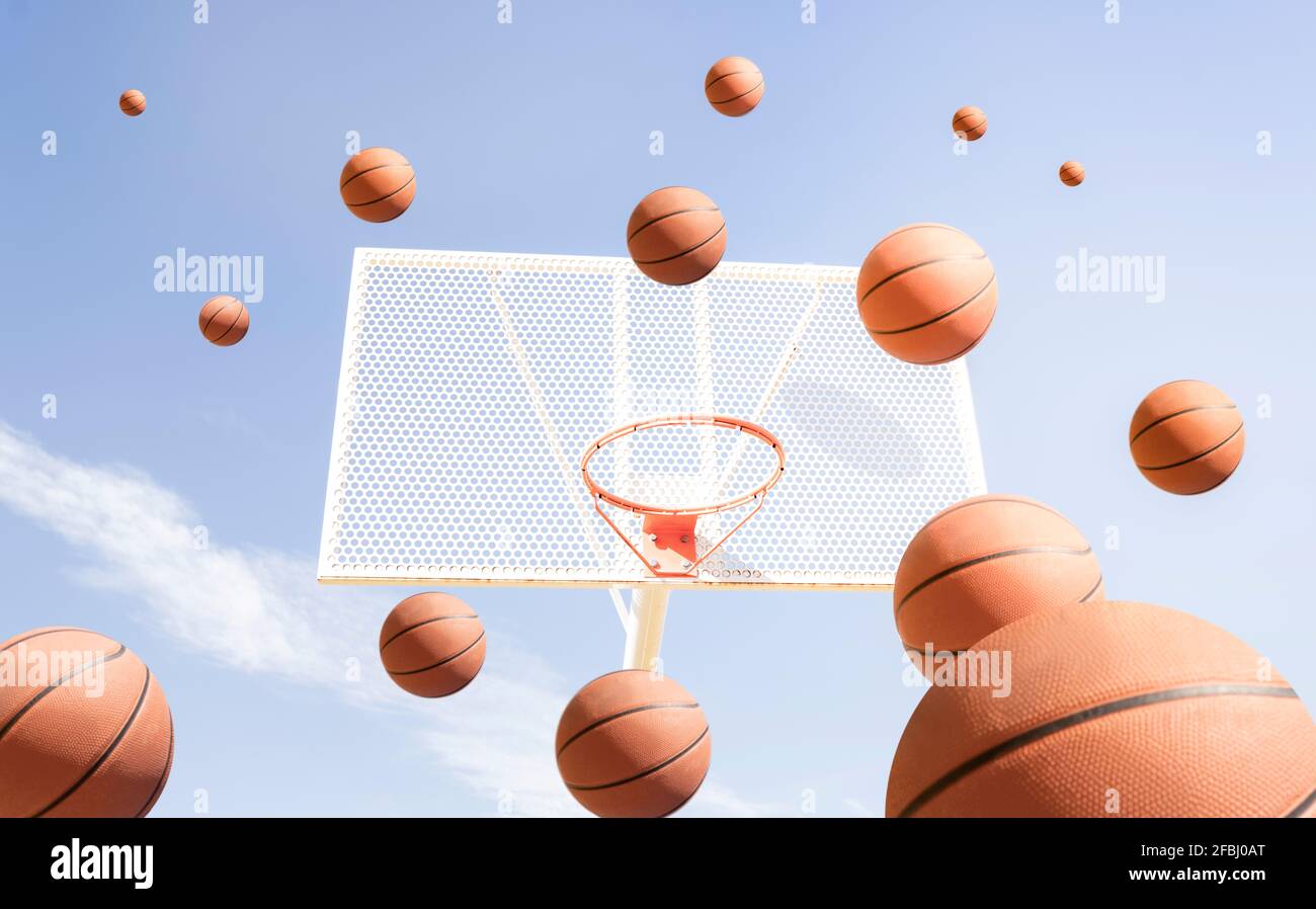 Palline che rimbalzano da un canestro da basket Foto stock - Alamy