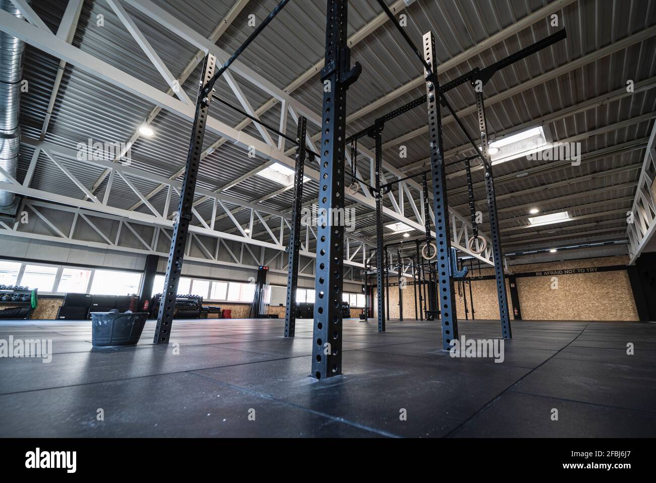 Anelli ginnici appesi in palestra vuota Foto Stock