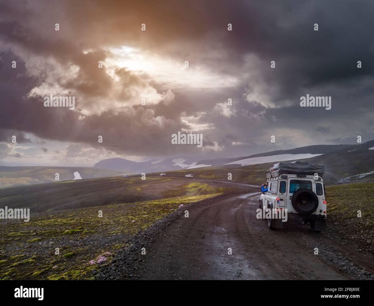 Cielo spettacolare su un'auto fuoristrada che guida lungo una strada sterrata remota Presso la Riserva Naturale di Fjallabak Foto Stock