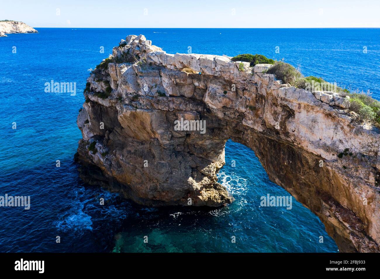 Spagna, Isole Baleari, Cala Santanyi, veduta aerea della porta di roccia es Pontas a costa PF Mallorca Foto Stock