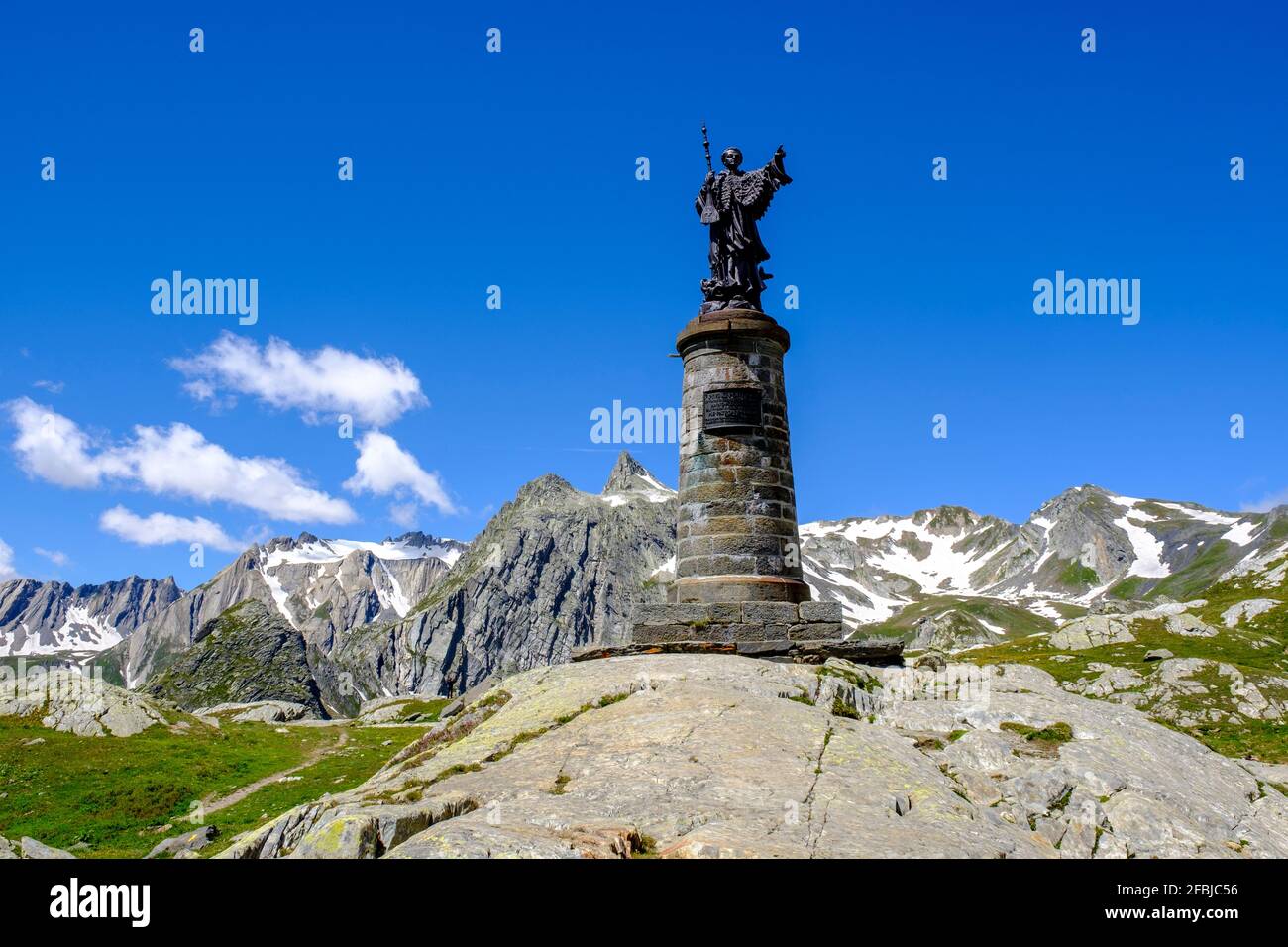 Italia, Valle d'Aosta, Statua di San Bernardo al Passo del Gran San Bernardo Foto Stock