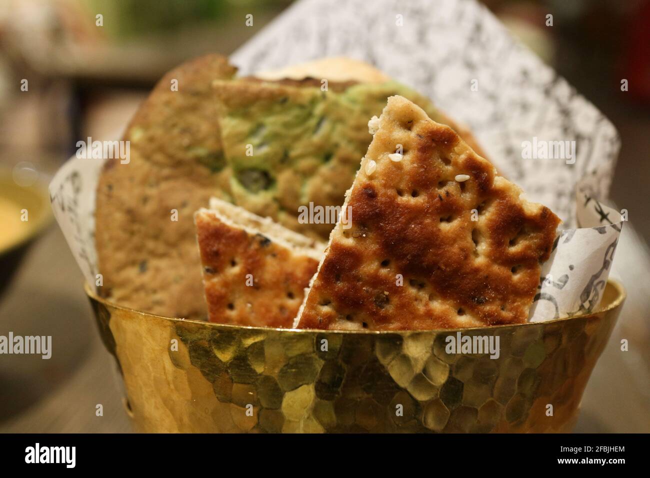 Kuwait City - Kuwait: 10 aprile 2021: Ciotola di ottone con cracker primo piano Foto Stock