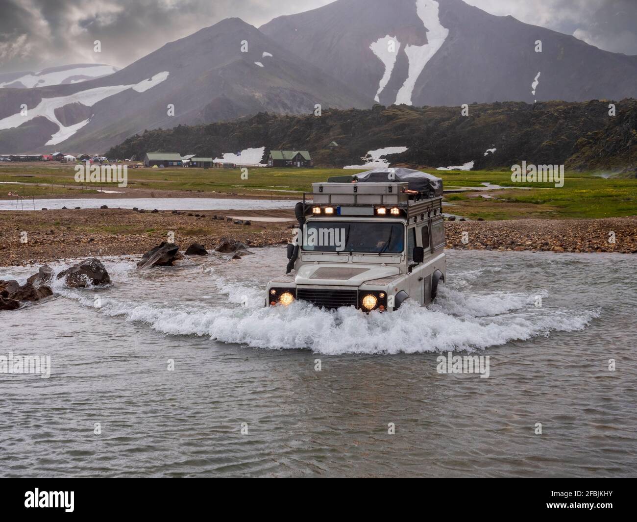 Veicolo fuoristrada che si muove in laguna a Landmannalaugar Foto Stock