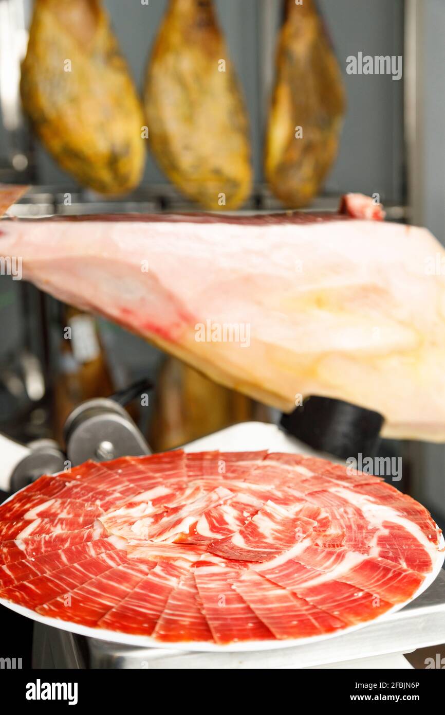Fette di prosciutto iberico fresco al macellaio Foto Stock