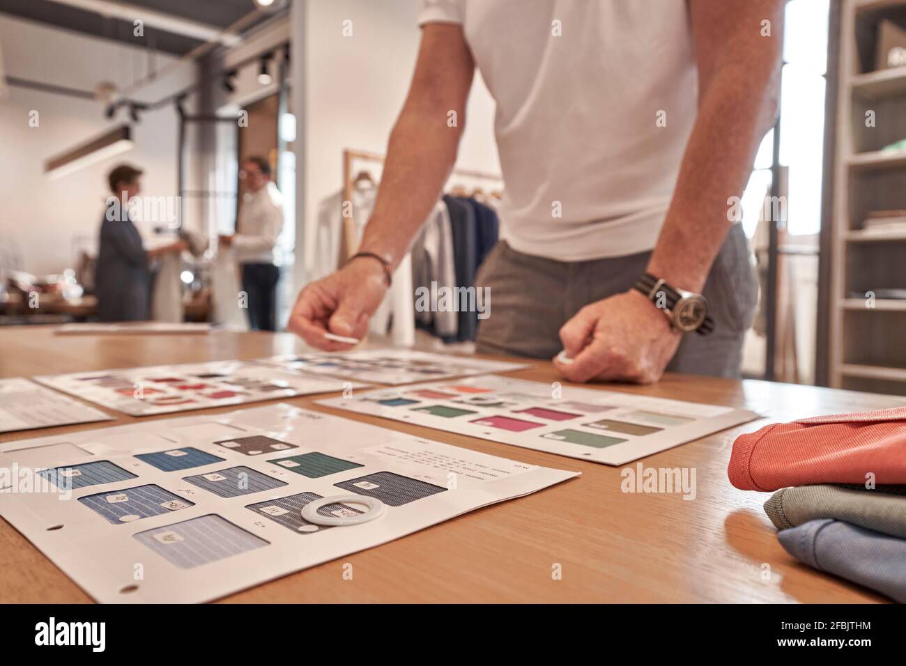 Stilista di moda che lavora in studio di design di abbigliamento Foto Stock